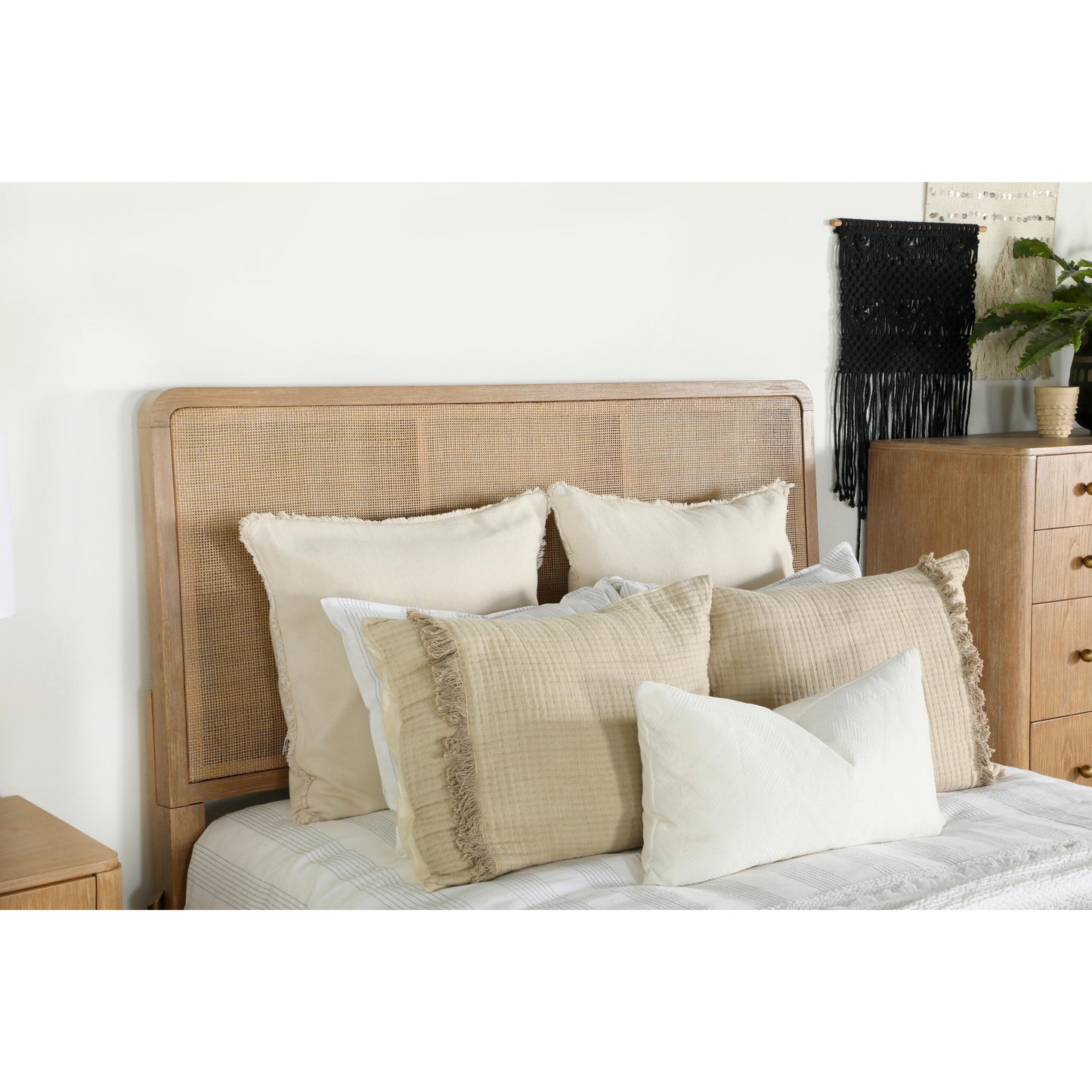 Coaster Furniture Arini 224300Q Rattan Queen Panel Bed - Sand Wash and Natural Cane IMAGE 13