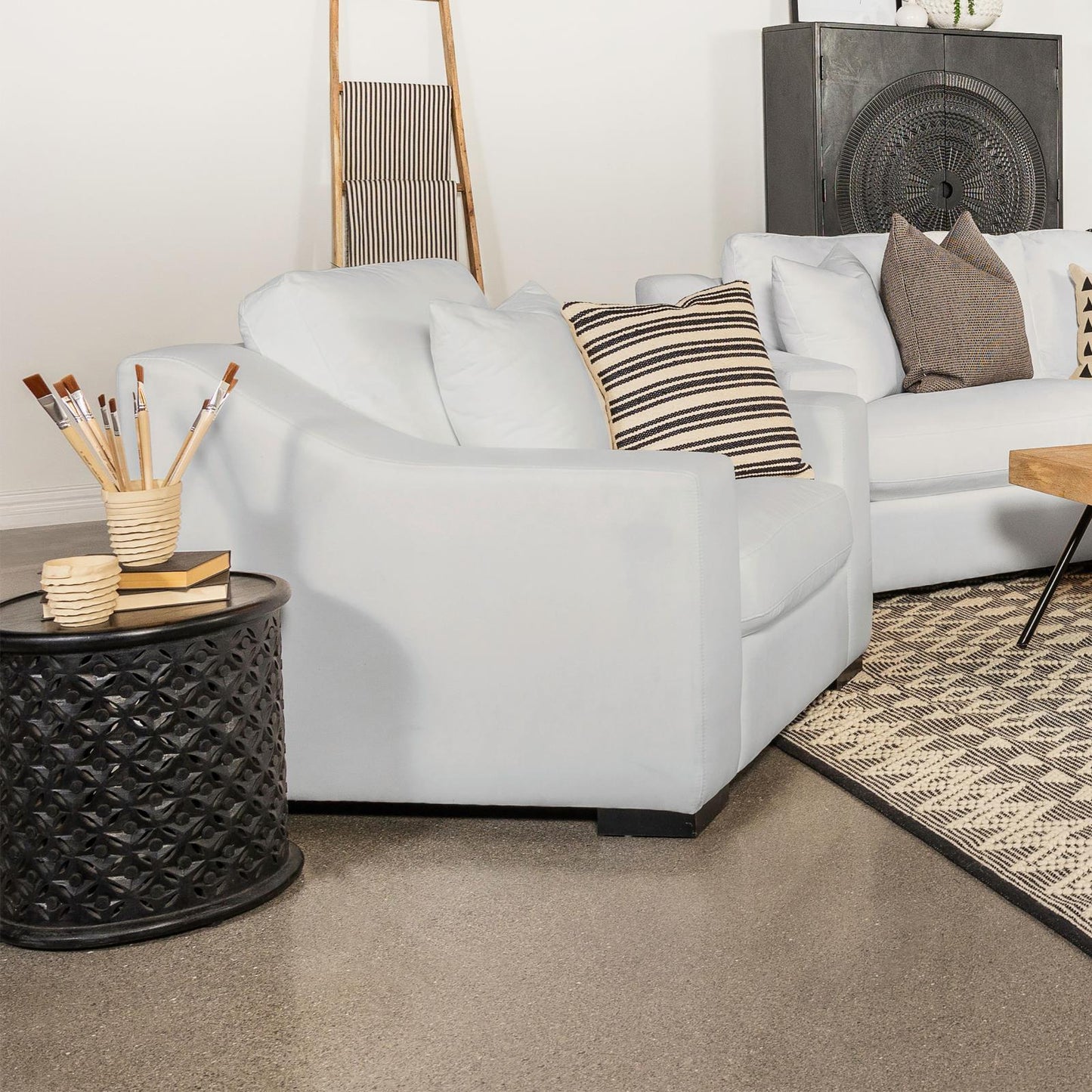 Coaster Furniture Ashlyn 509893 Upholstered Sloped Arm Accent Chair - White IMAGE 9